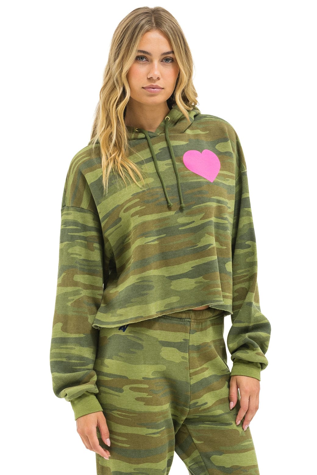 Classic HEART RELAXED CROPPED PULLOVER HOODIE - CAMO NEON PINK