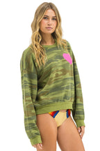Classic HEART PRINT RELAXED CREW SWEATSHIRT - CAMO NEON PINK