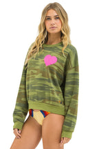 Classic HEART PRINT RELAXED CREW SWEATSHIRT - CAMO NEON PINK
