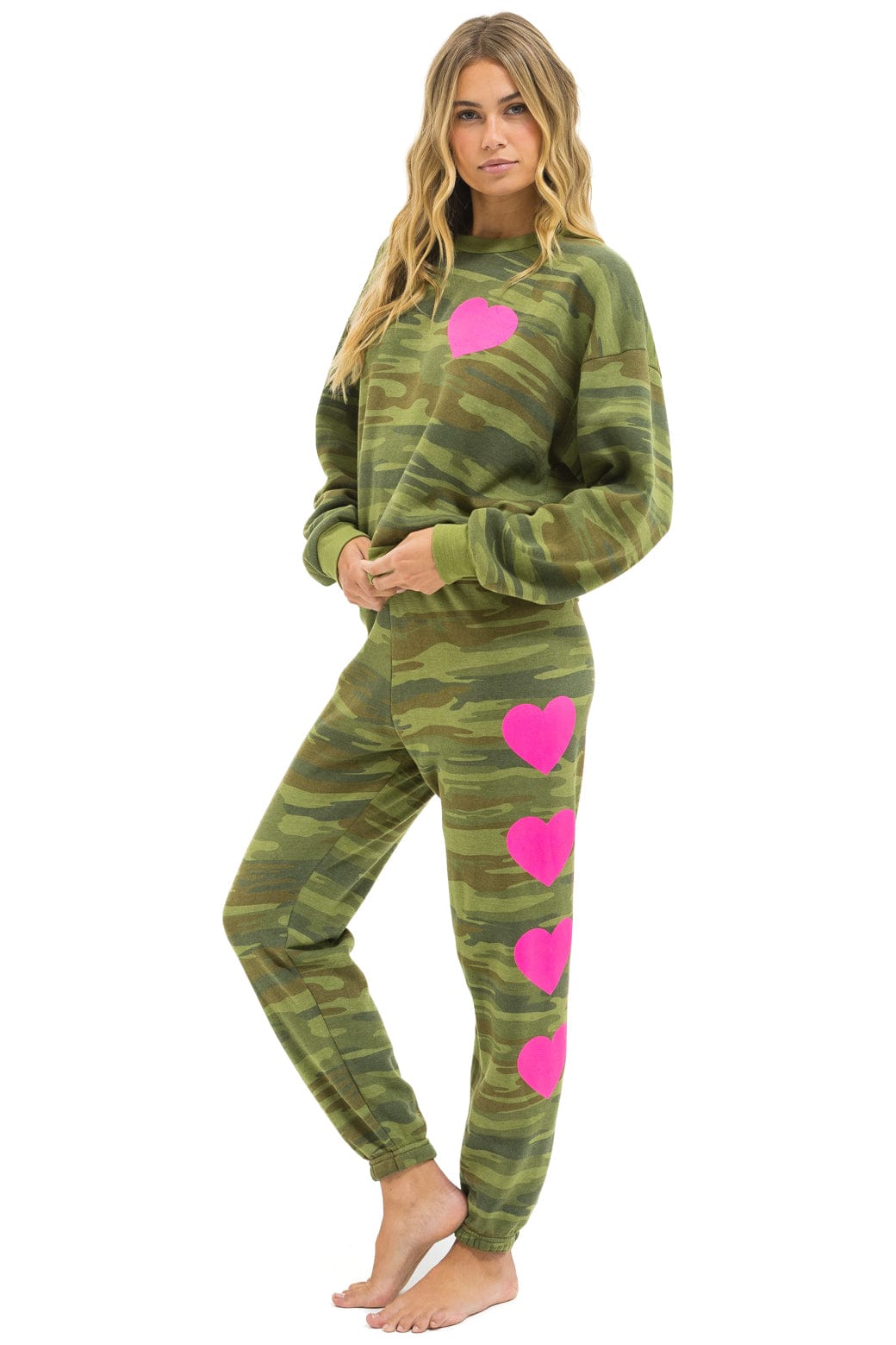 Classic HEART PRINT RELAXED CREW SWEATSHIRT - CAMO NEON PINK