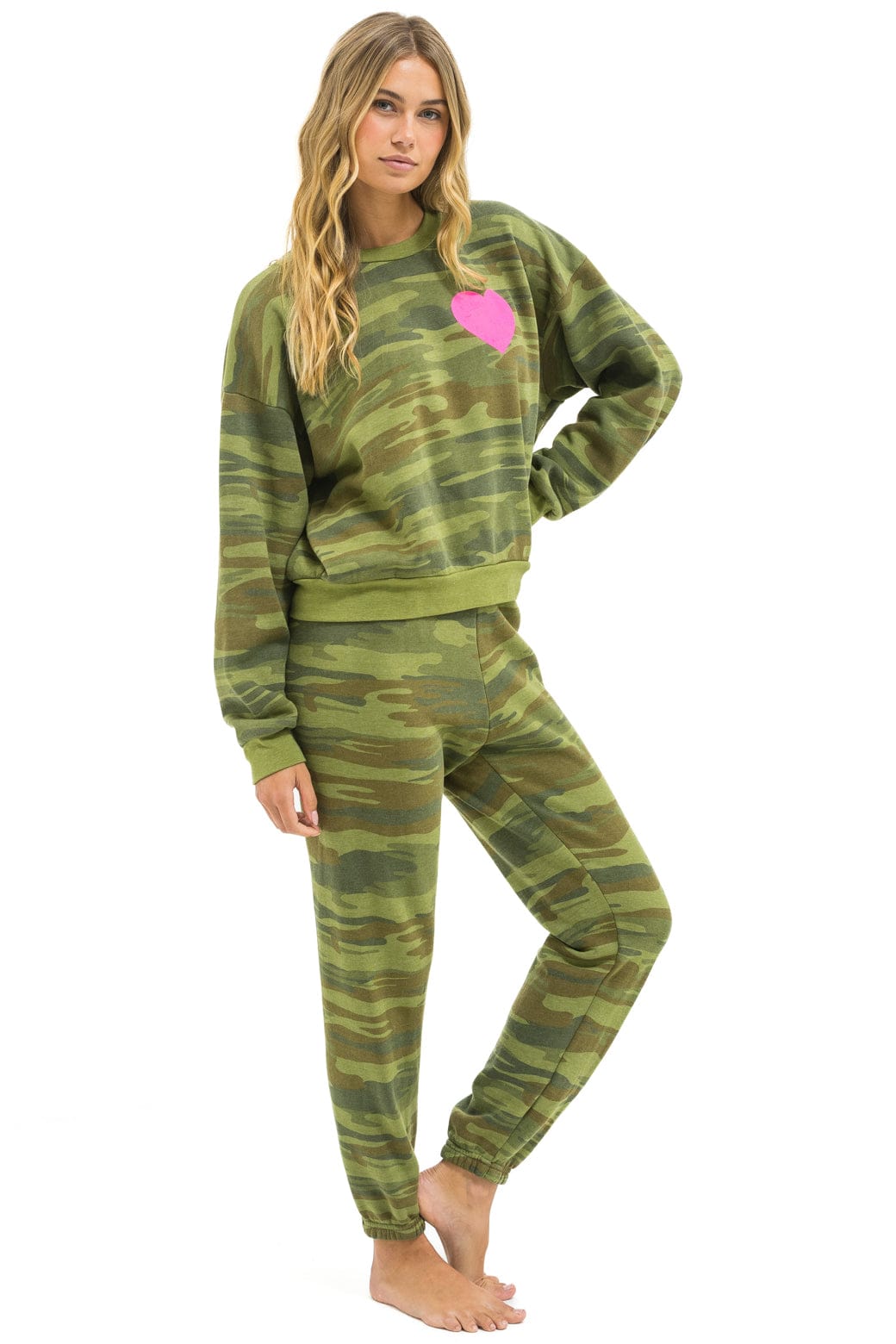 Classic HEART PRINT RELAXED CREW SWEATSHIRT - CAMO NEON PINK