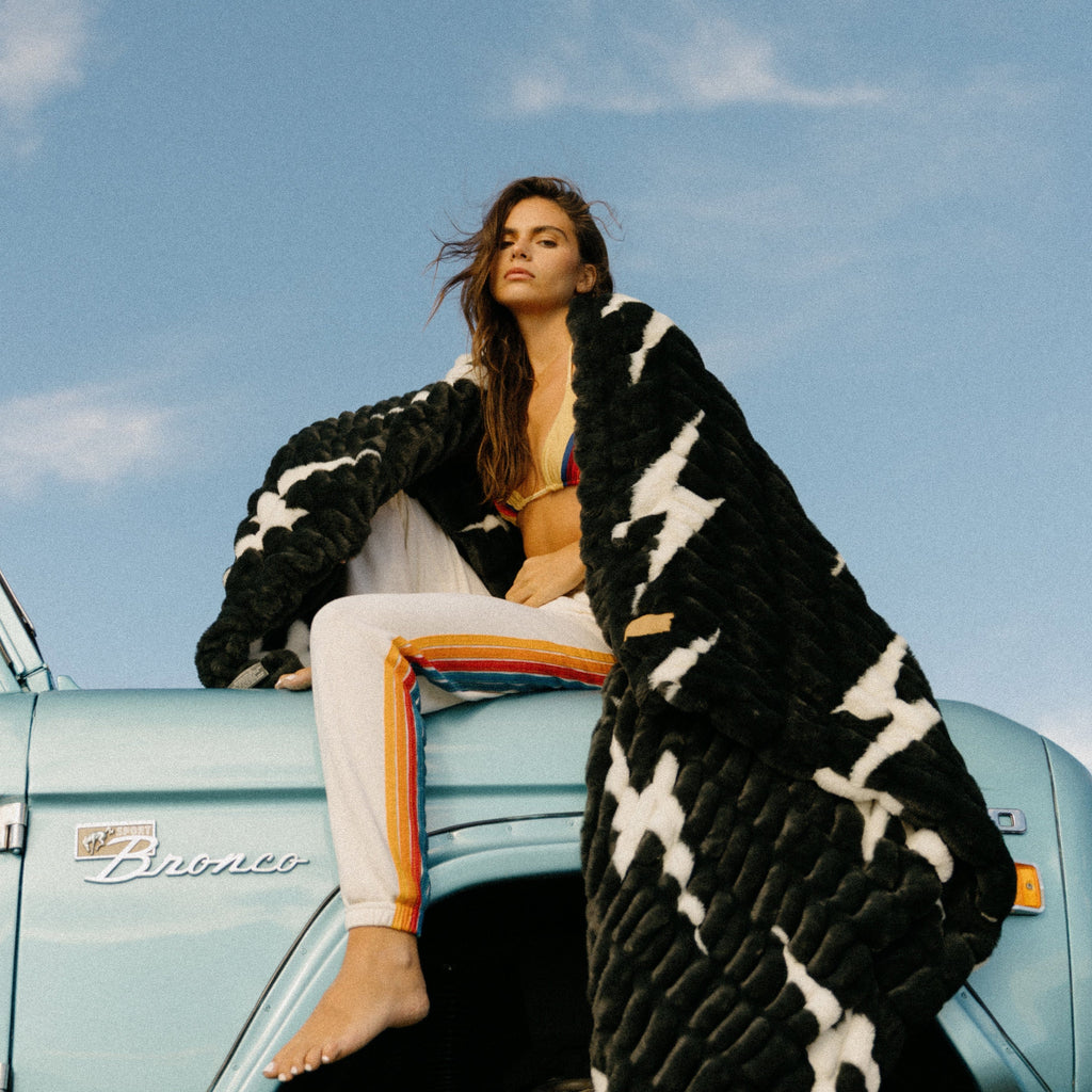 Classic Aviator Nation x Lola Blanket - Black White Bolt